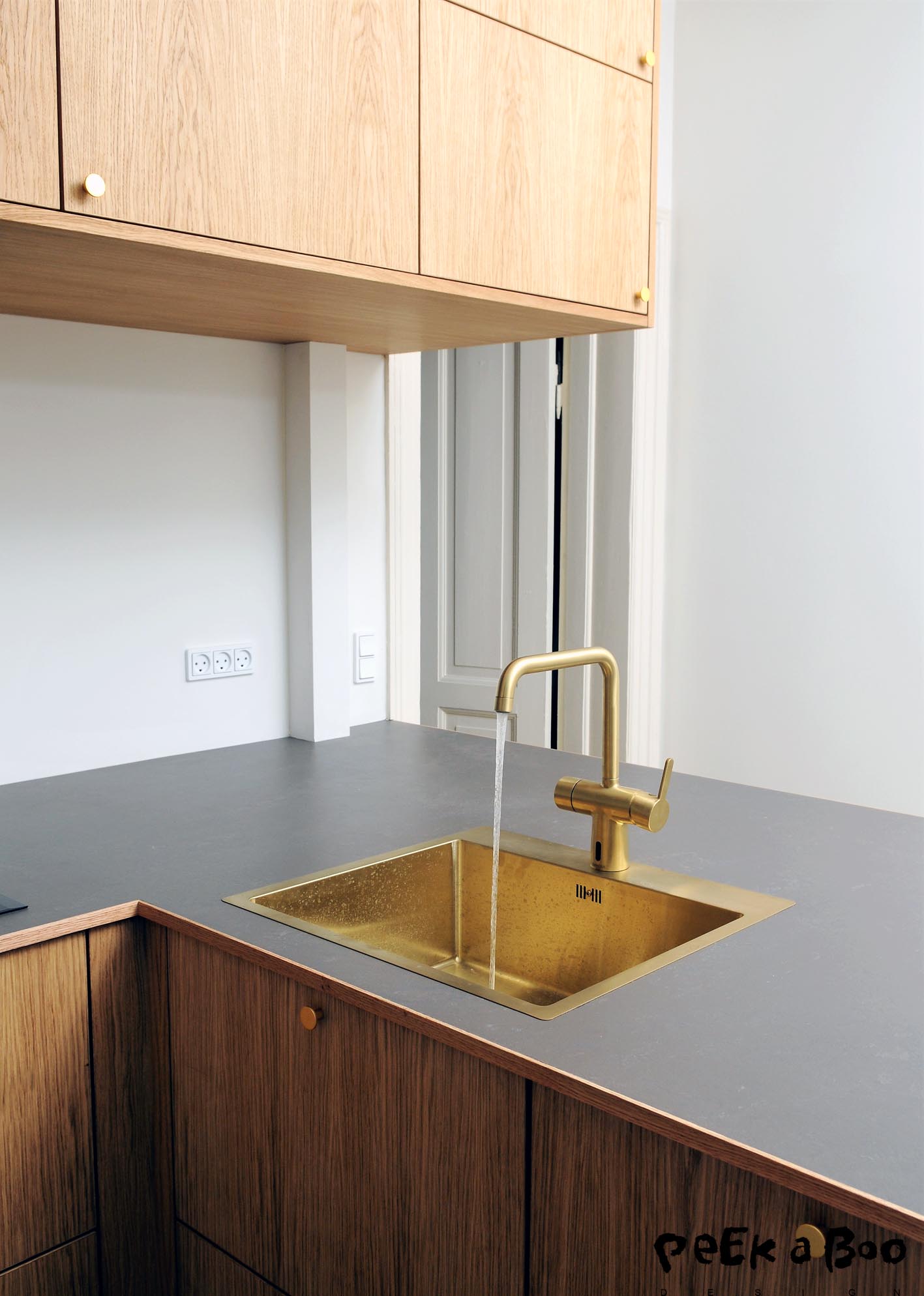 Deluxe zink and mixer tap both in brass. You can get the lavabo zink and the Damixa silhuette tap on billigvvs.dk