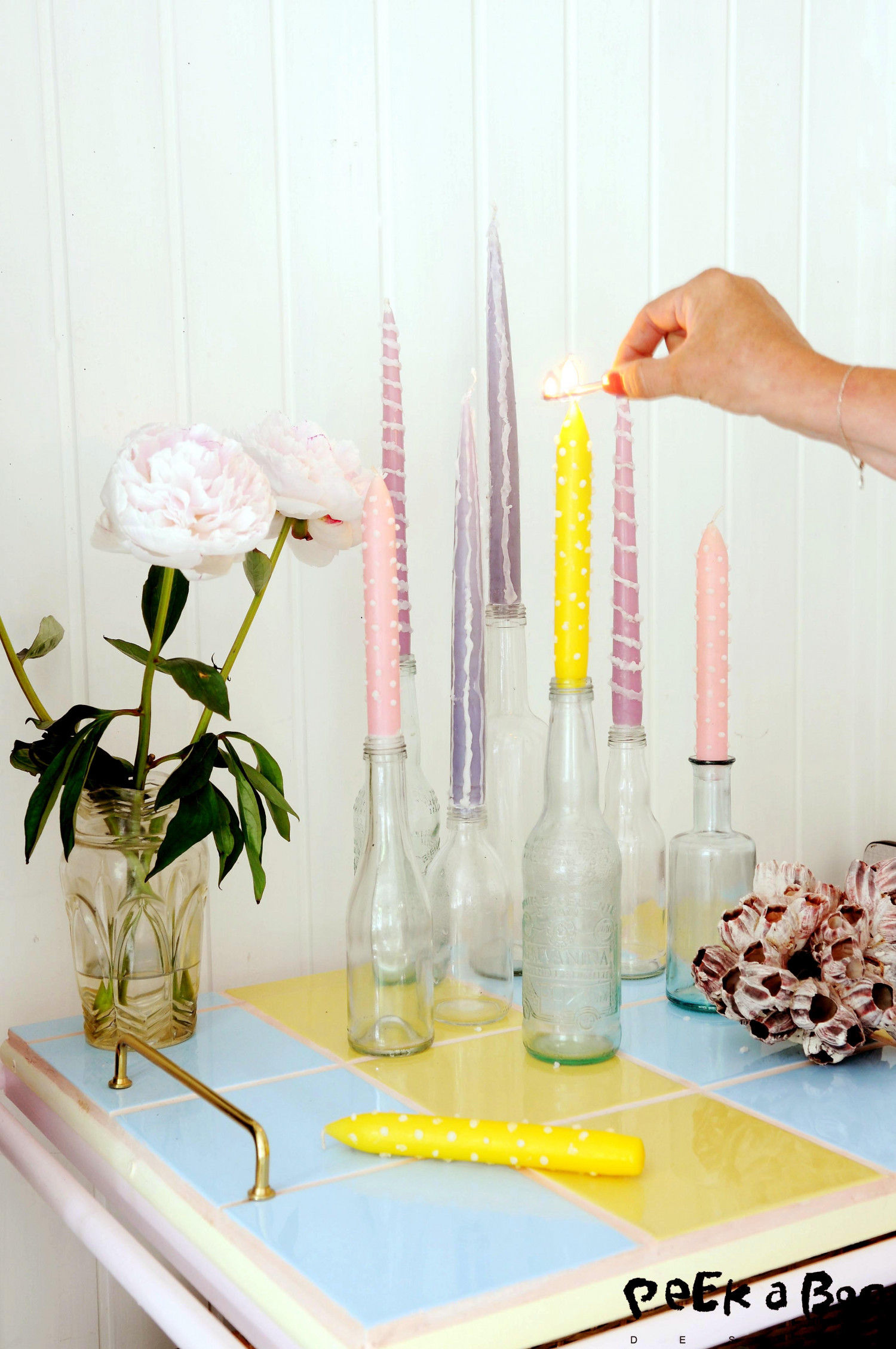Easy DIY project. Decorate your coloured candles with white leftover stearin from used candles. 