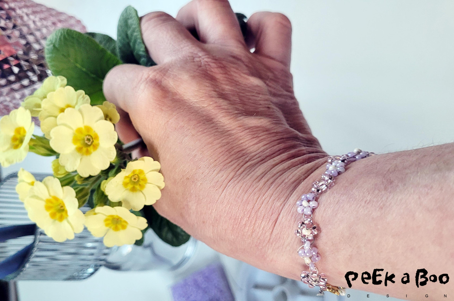 DIY daisy bead flower bracelet.