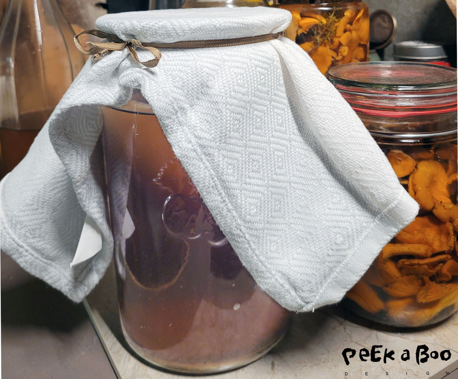 Now leave your kombucha so that it can ferment under a cloth in a dark corner with a constant room temperature.