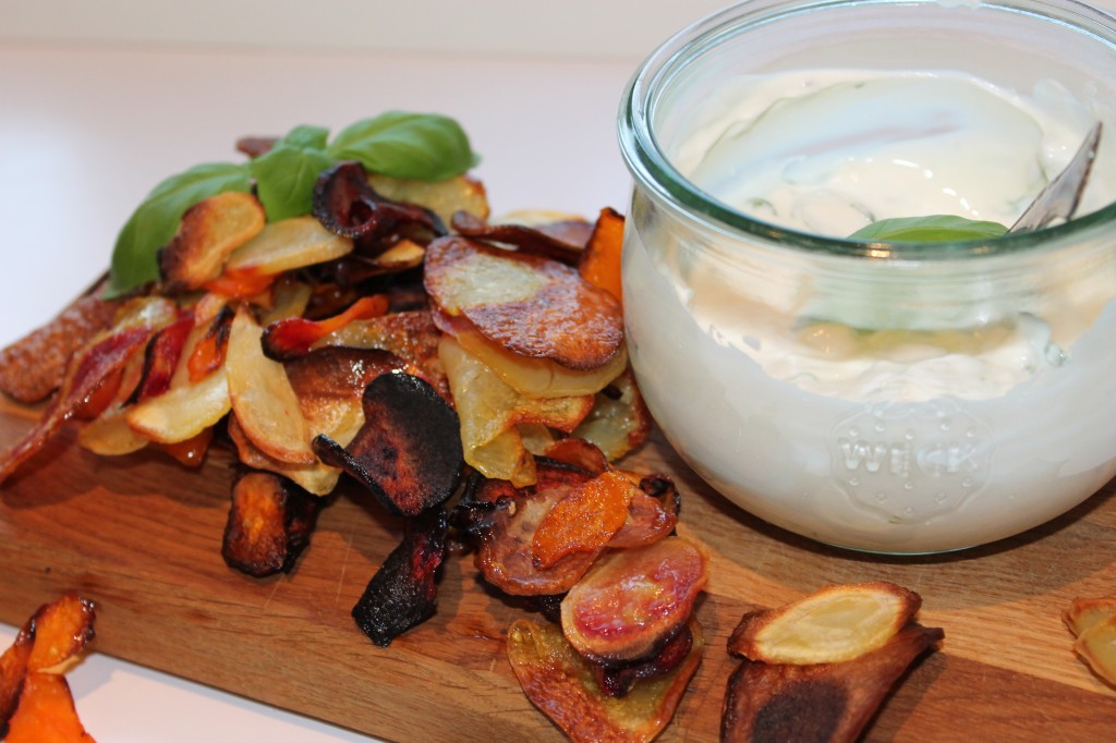 Rodfrugt chips med hvidløg-basilikum dip | Kompotter, marmelade og pestoer  mm. | The Food Lover