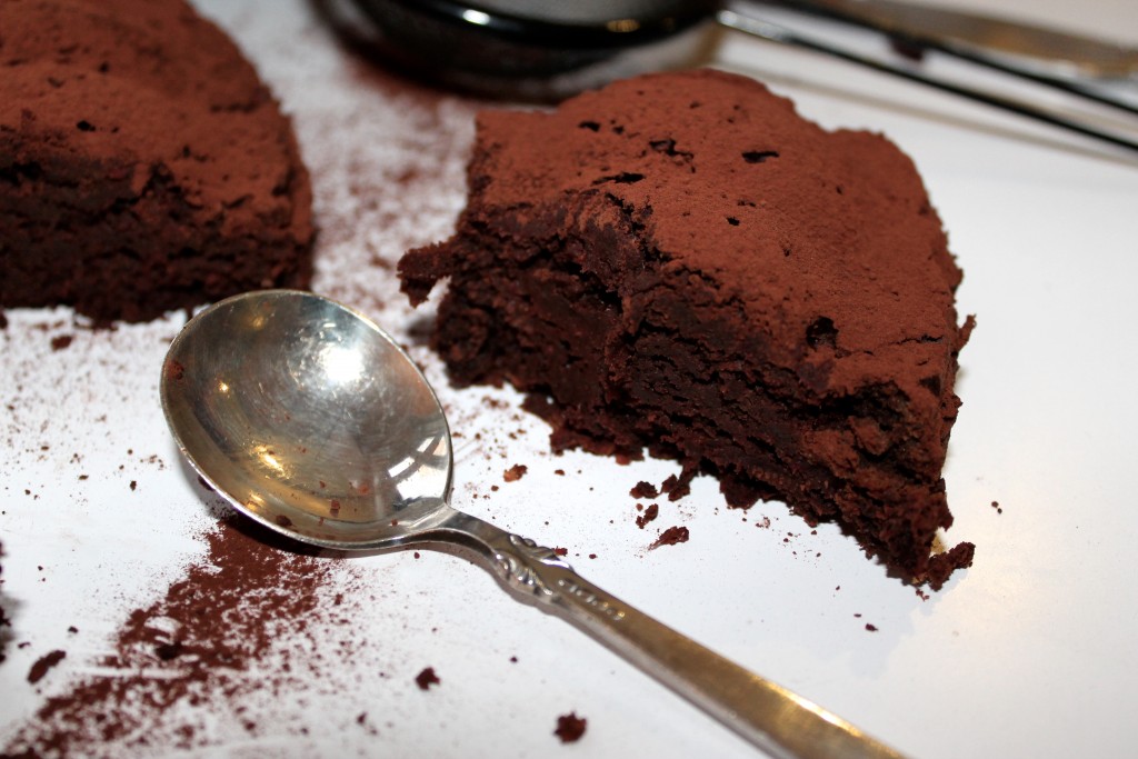 svampet intens chokoladekage