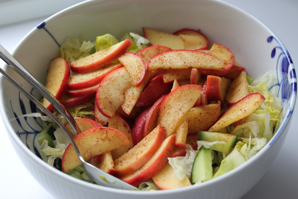 salat med kanelstegte æbler
