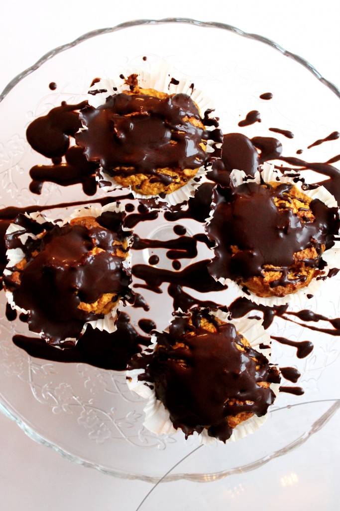 sunde græskarmuffins med chokoladesauce