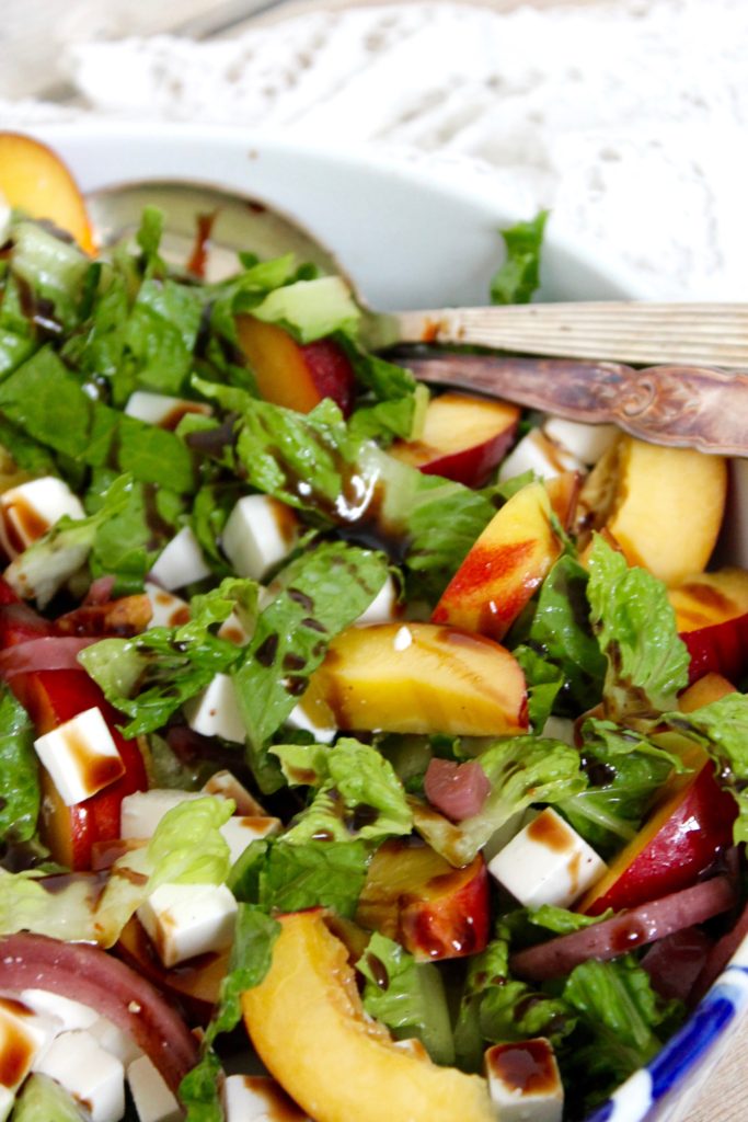 Salat med fersken, feta og lynsyltede rødløg