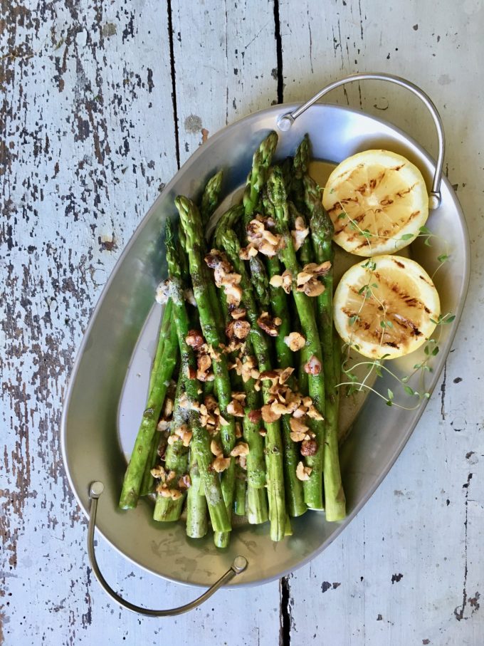 Grillede asparges med brunet smør og ristede hasselnødder | Opskrifter |  Food Salute