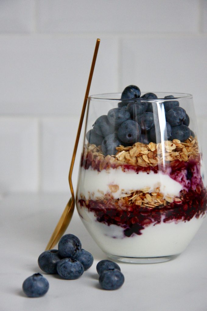 Brunch yoghurt parfait med granola og blåbærsirup | Morgenmad | Food Salute
