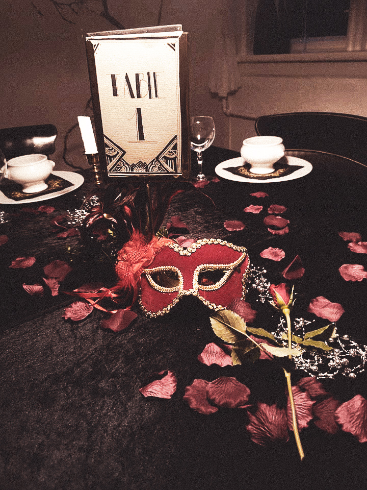 nytår, new year table setting, borddækning, bordpynt, decor, decoration, dekoration, rosenblade, rose petals, masquerade, maskerade, maske, masque