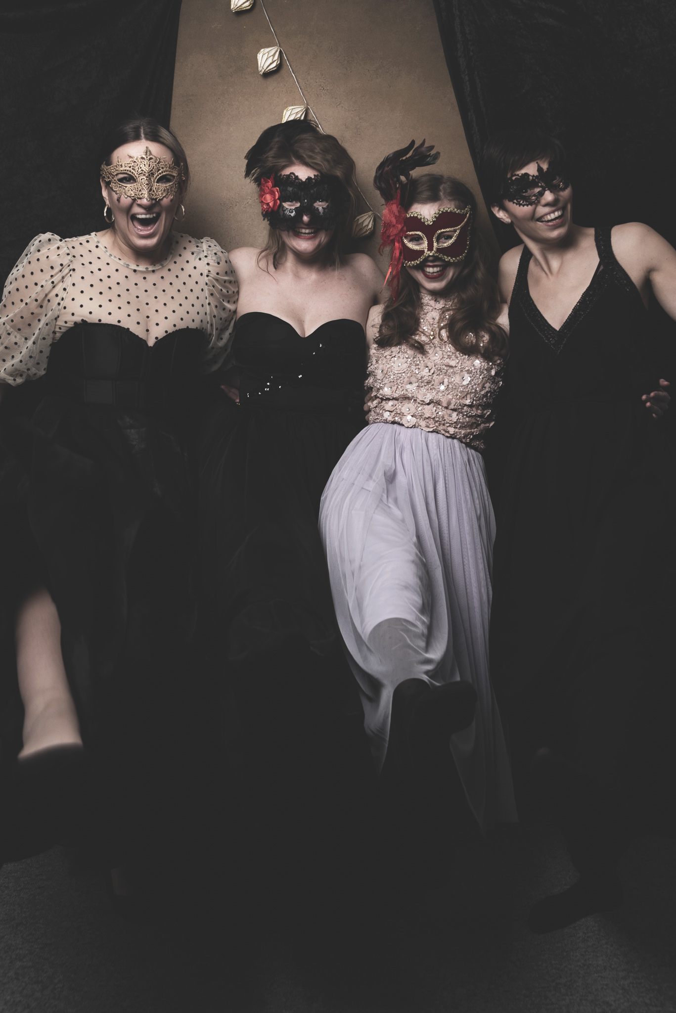girls, piger, masqurade, maskerade, bal, ball, photobooth, new year party, nytårsfest, ball dress, balkjoler, masques, masker, champagne
