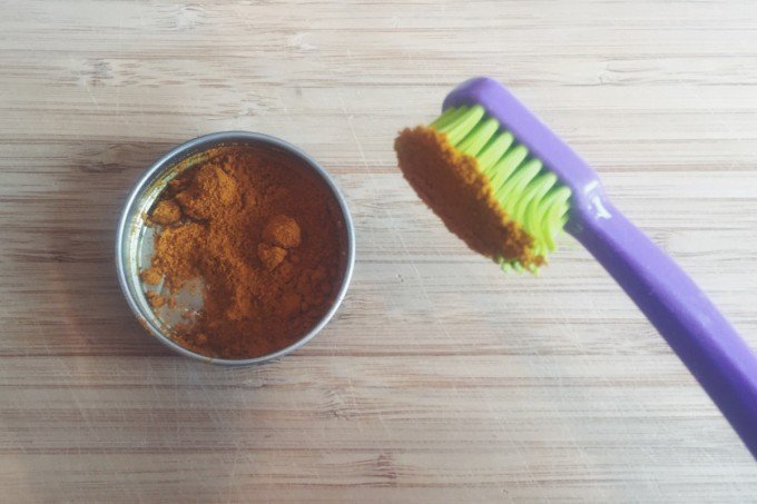 DIY Tandblegning – Gør det selv med gurkemeje | beauty | be·stainable