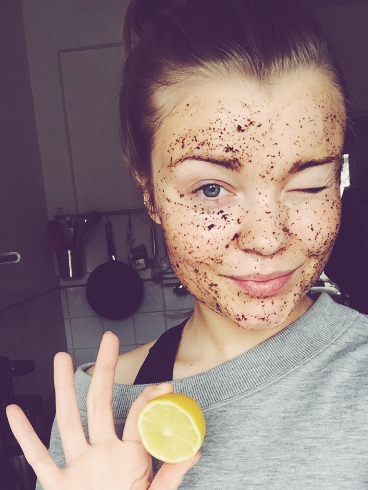 DIY, scrub, facial, organic, do-it-yourself, zero waste, coffee grounds, olive oil, lemon, squeeze, soft skin, exfoliate, økologi, gør det selv, ansigtsbehandling, simply beauty, simply fit