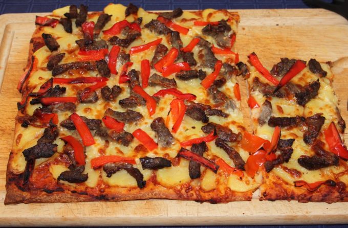 pizza-m-kartoflerkoedstrimler-og-perberfrugt