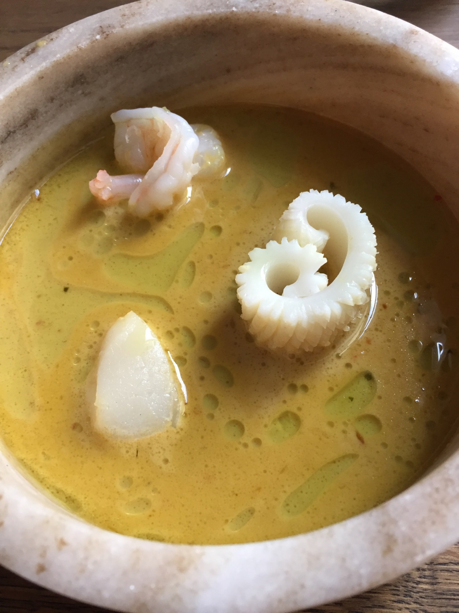 Kaksa suppe med reje kammusling blæksprutte og hummerhoved