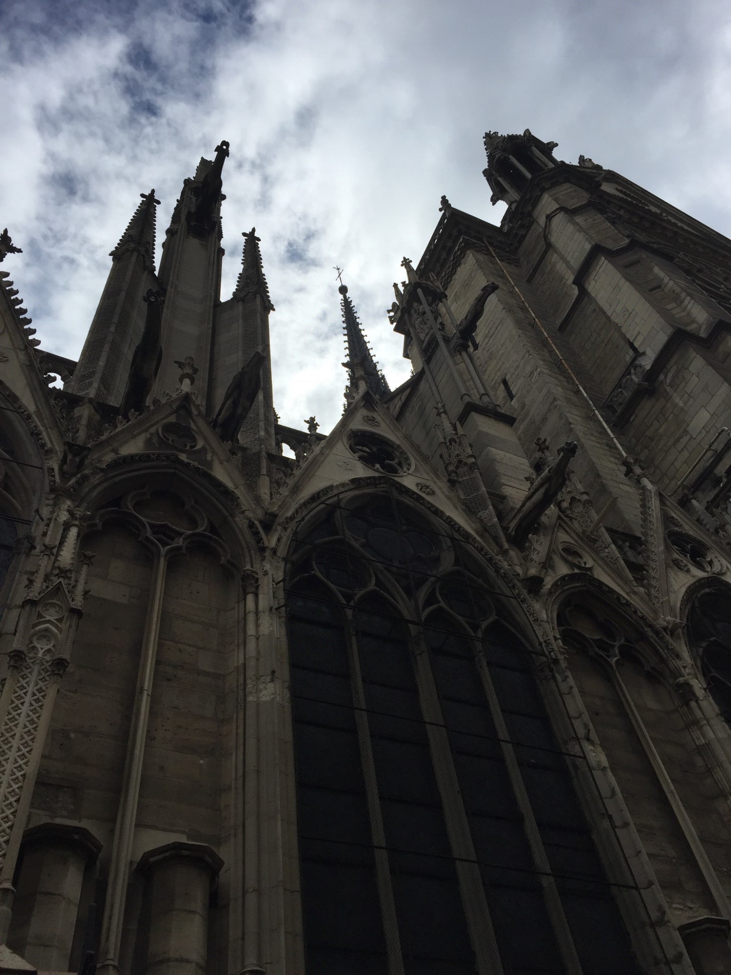 Notre Dame byggeriet startede i 1163 og blev først næsten 200 år efter i 1345