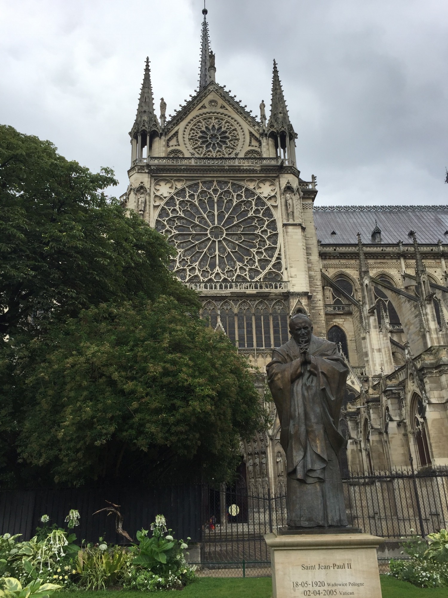 Notre Dame er en katolsk domkirke på Ile de la Cité