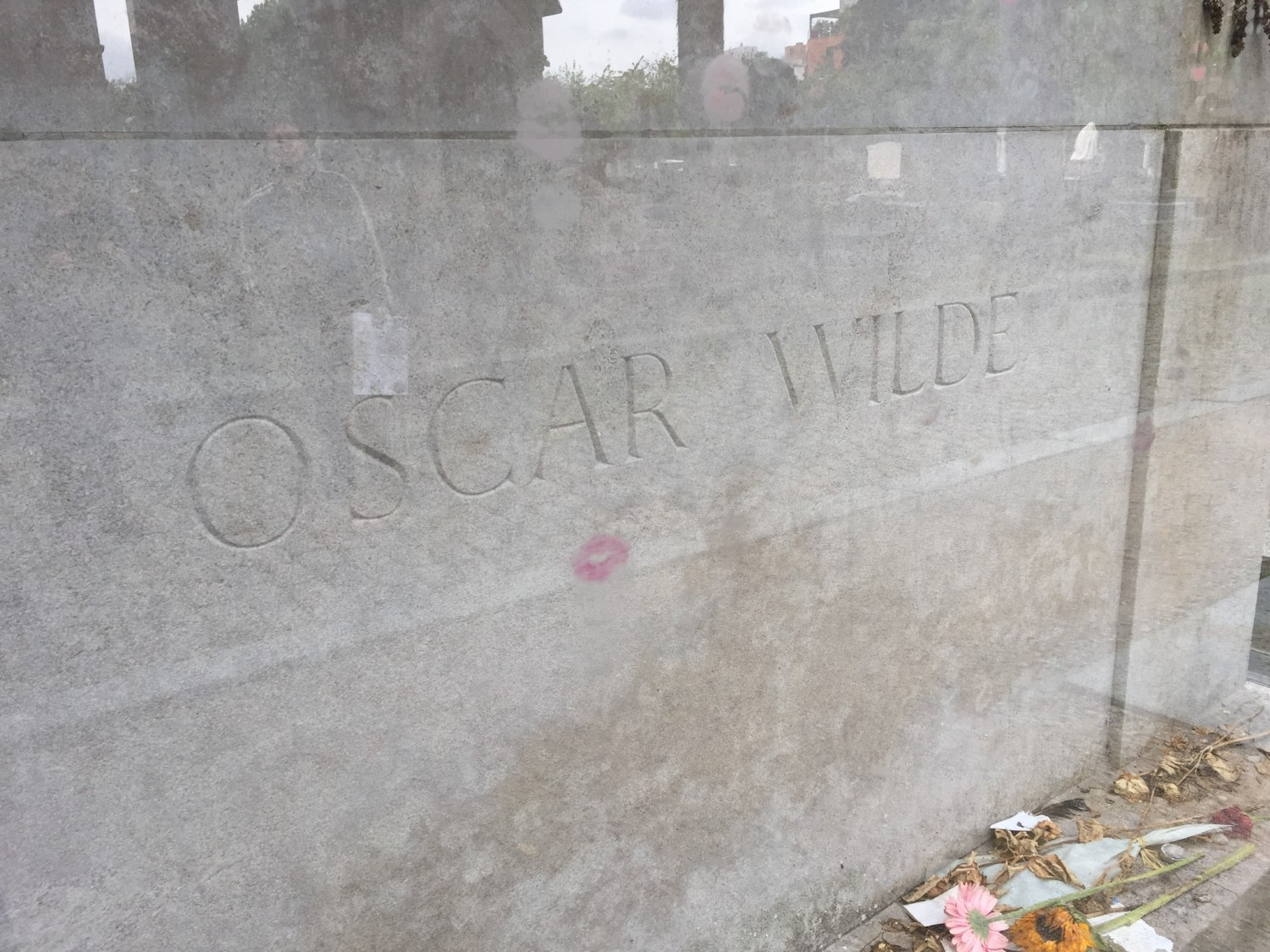 Oscar Wilde (1854-1900) var en irsk forfatter og en kvindebedårer, derfor de mange kys på hans gravsted. Oscar Wilde var dog homoseksuel