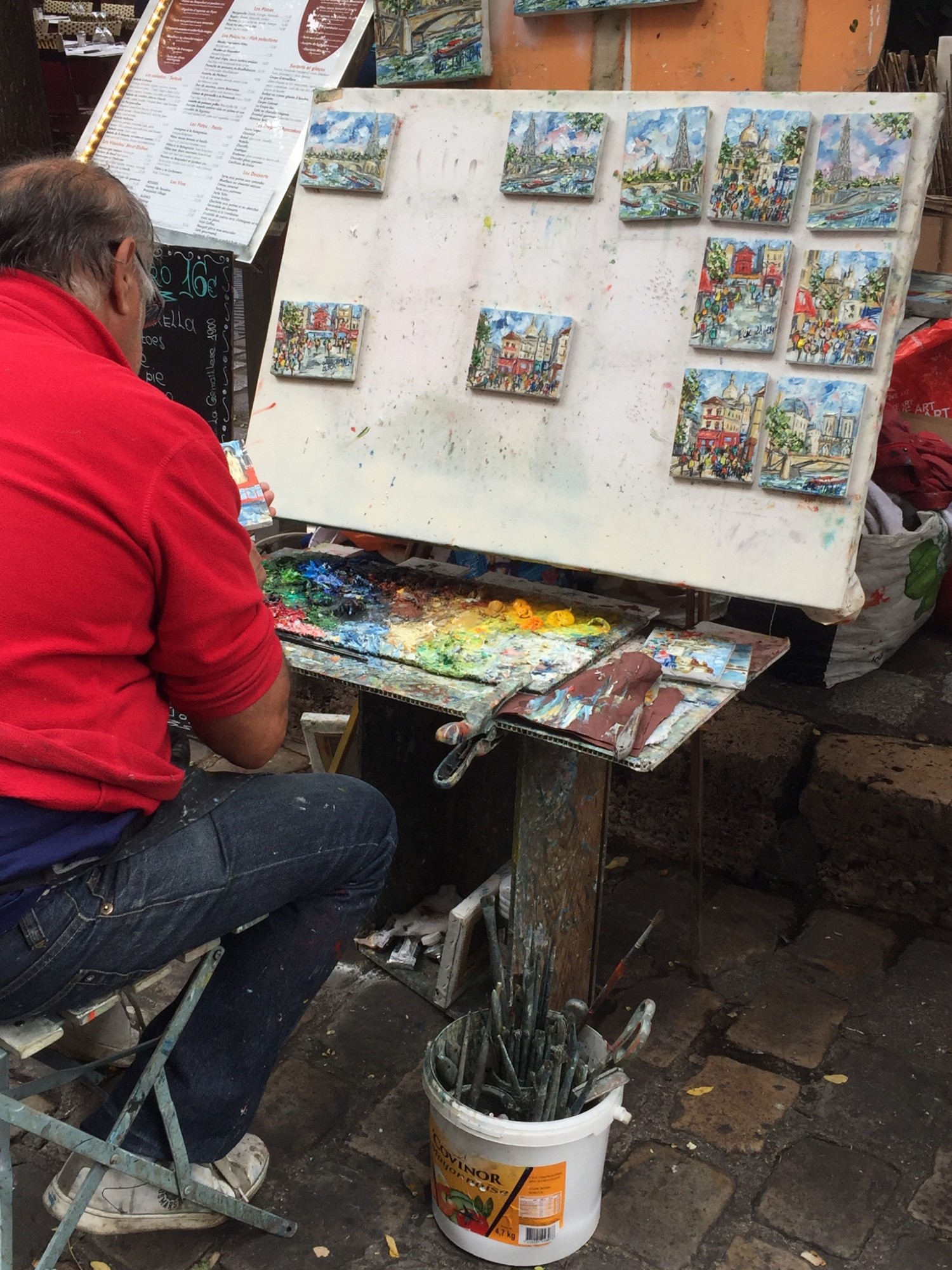 Montmartre er belejret med gøglere og klatmalere