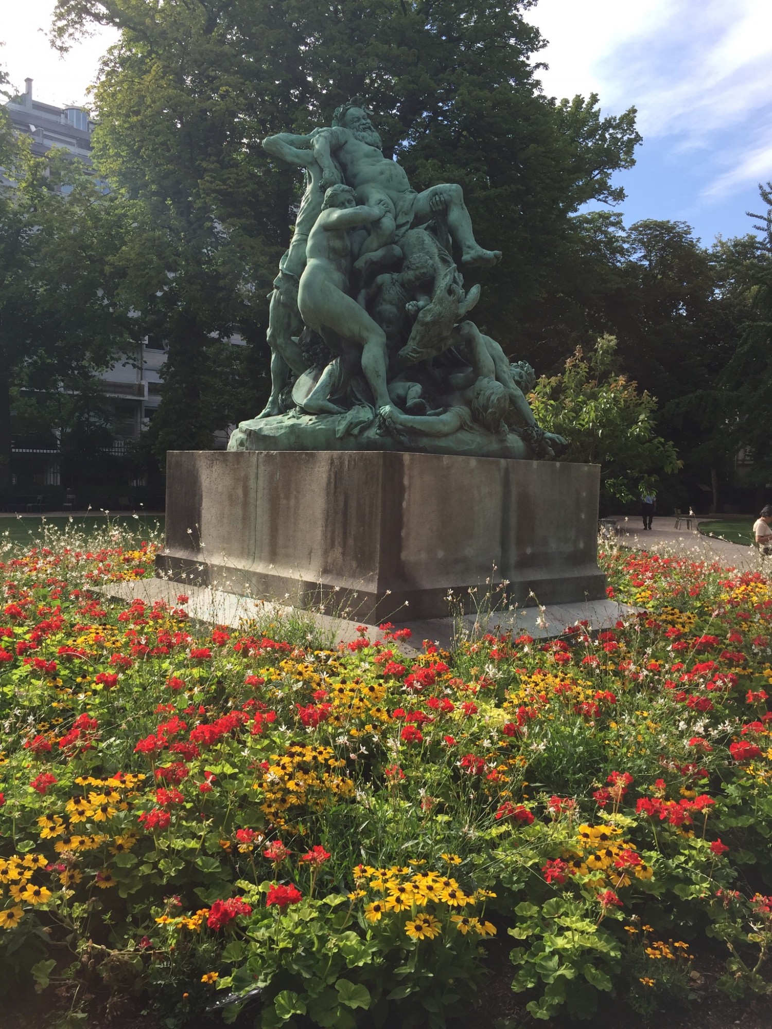 Jardin Du Luxembourg er en oase hvor pariserne strømmer til og nyder en picnic, dyrker sport og nyder solen i Senatets have