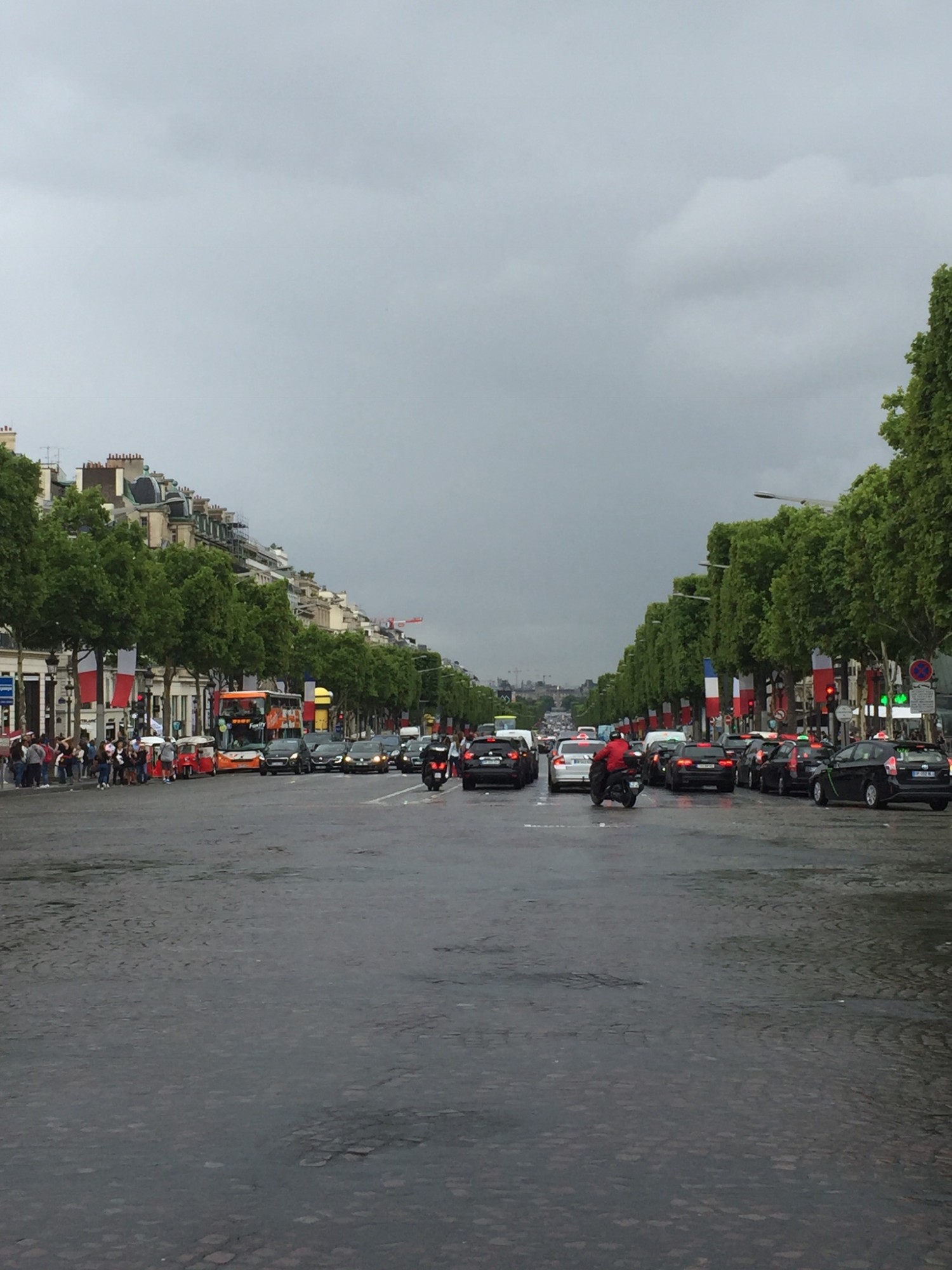 Gåtur op ad Avenue des Champs-Élyssées