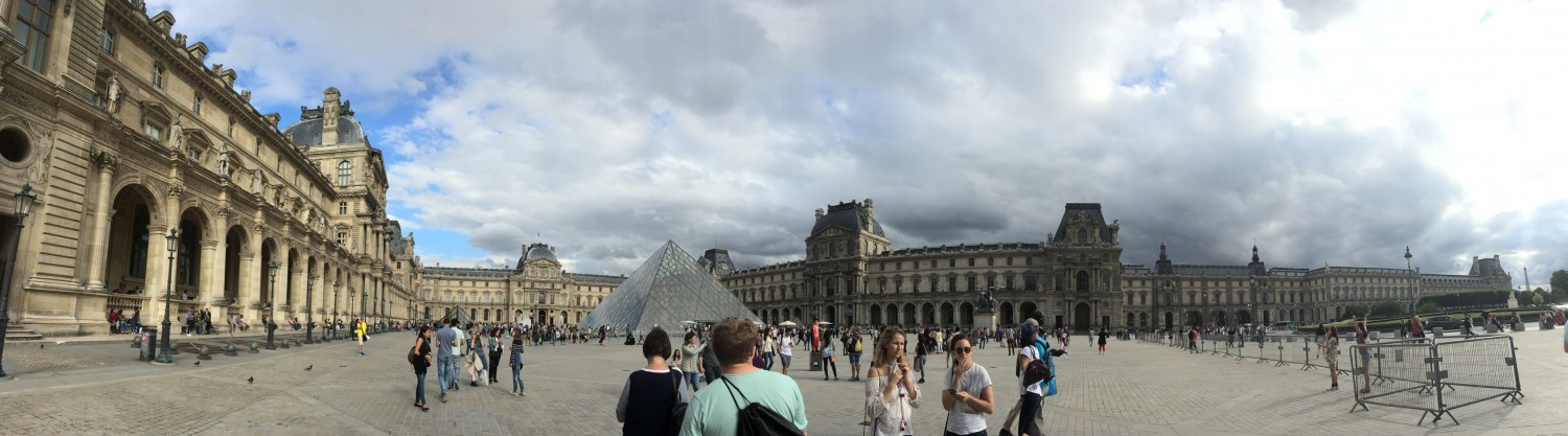 Louvre museet er et meget stort og verdens mest besøgte museum