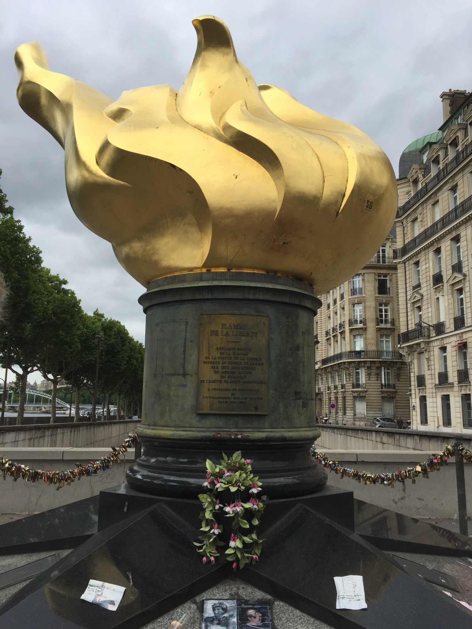 Frihedsgudinden var en gave fra Frankrig til USA og på 100 års dagen forærede USA en statue af Frihedens Flamme tilbage til Frankrig