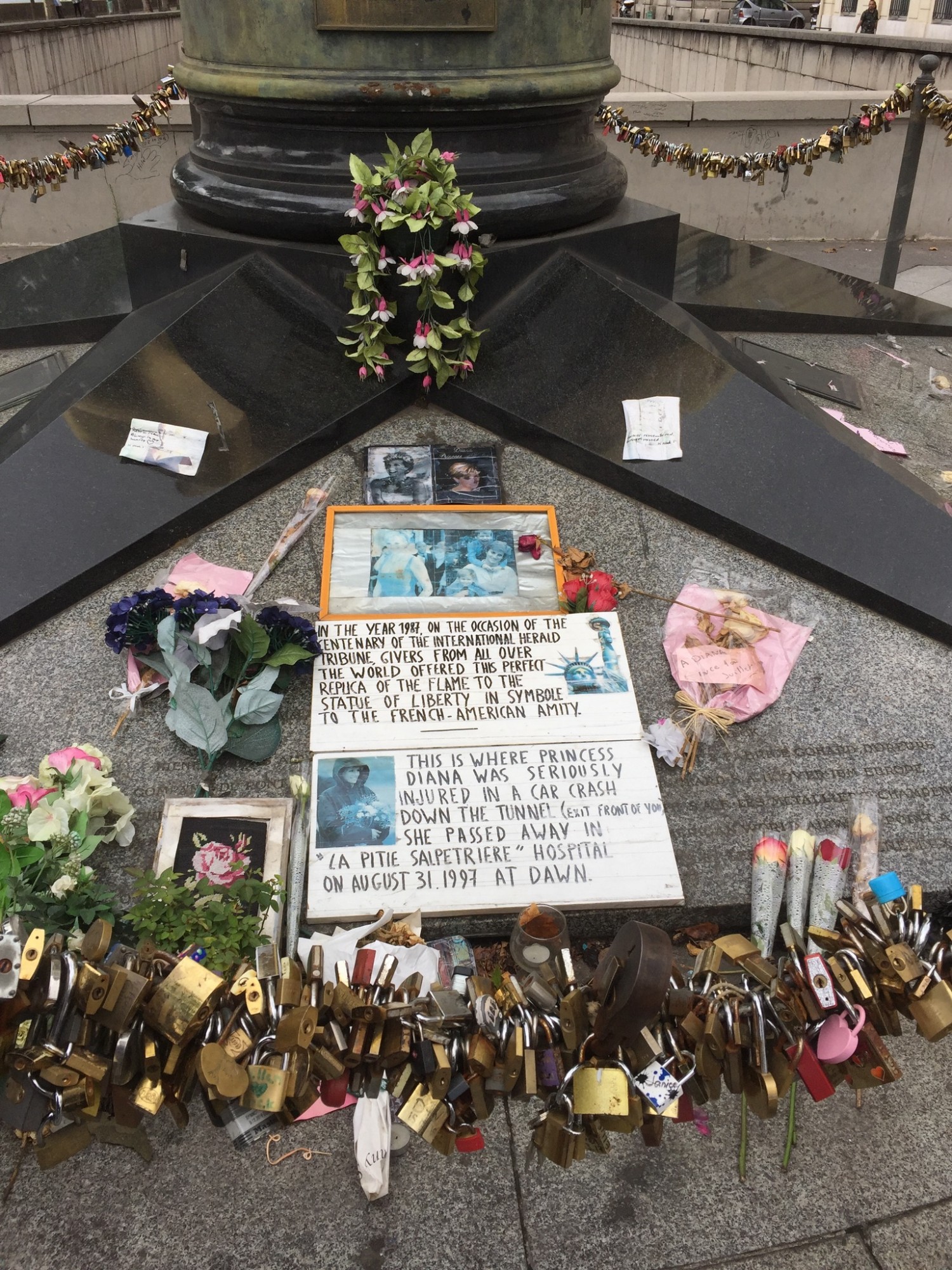 Frihedens Flammen er blevet et uofficielt monument for Prinsesse Diana død i 1997