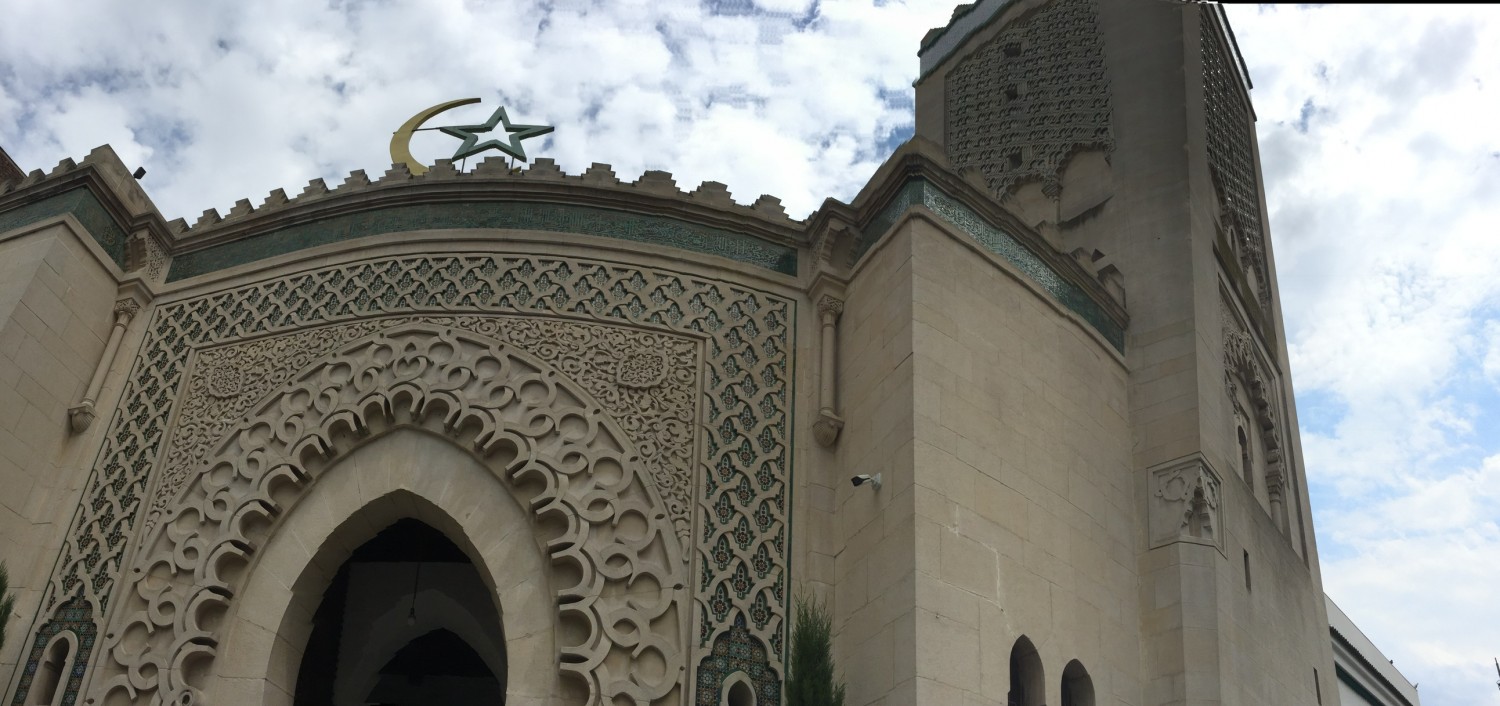 Moskeen er bygget i 1922 til ære for de franske muslimske soldater, der deltog i 1. Verdenskrig