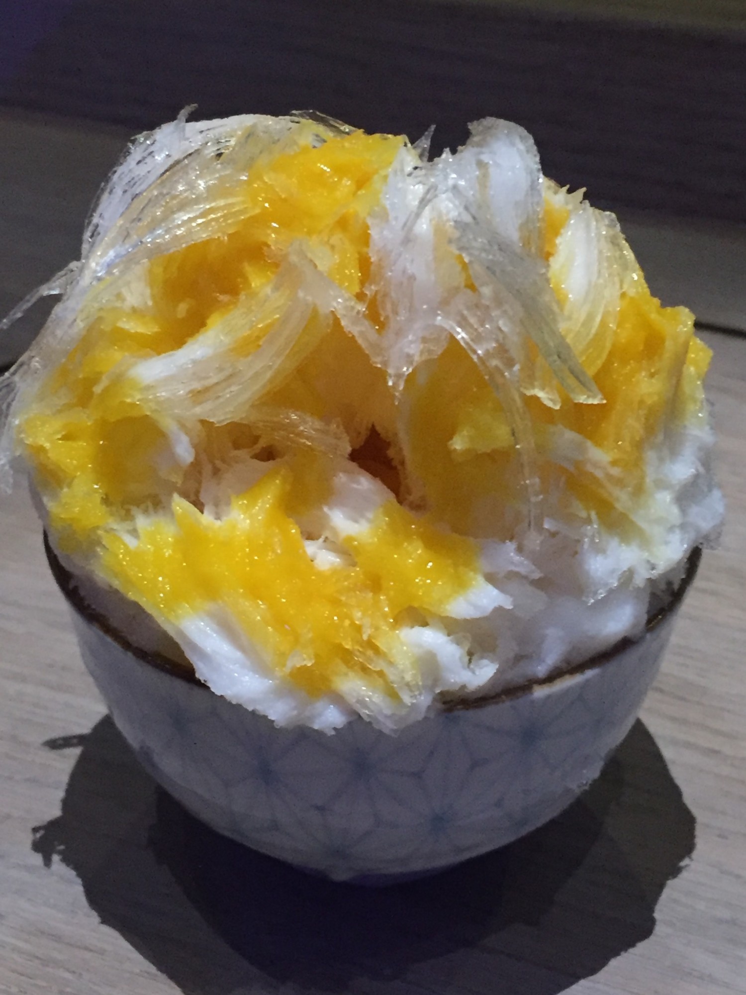 Kakigori (Shaved grønlandsk is) med mango og kondenseret mælk