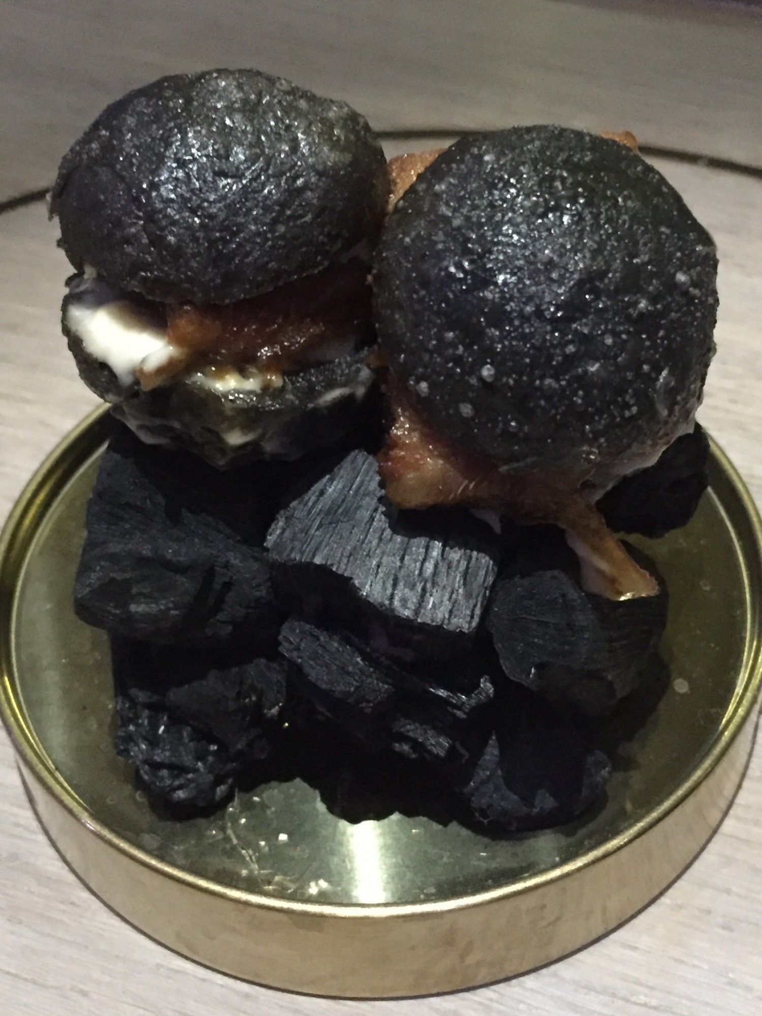 Unagi burger (Ål) sort briochebolle lavet på sesam og wasabi