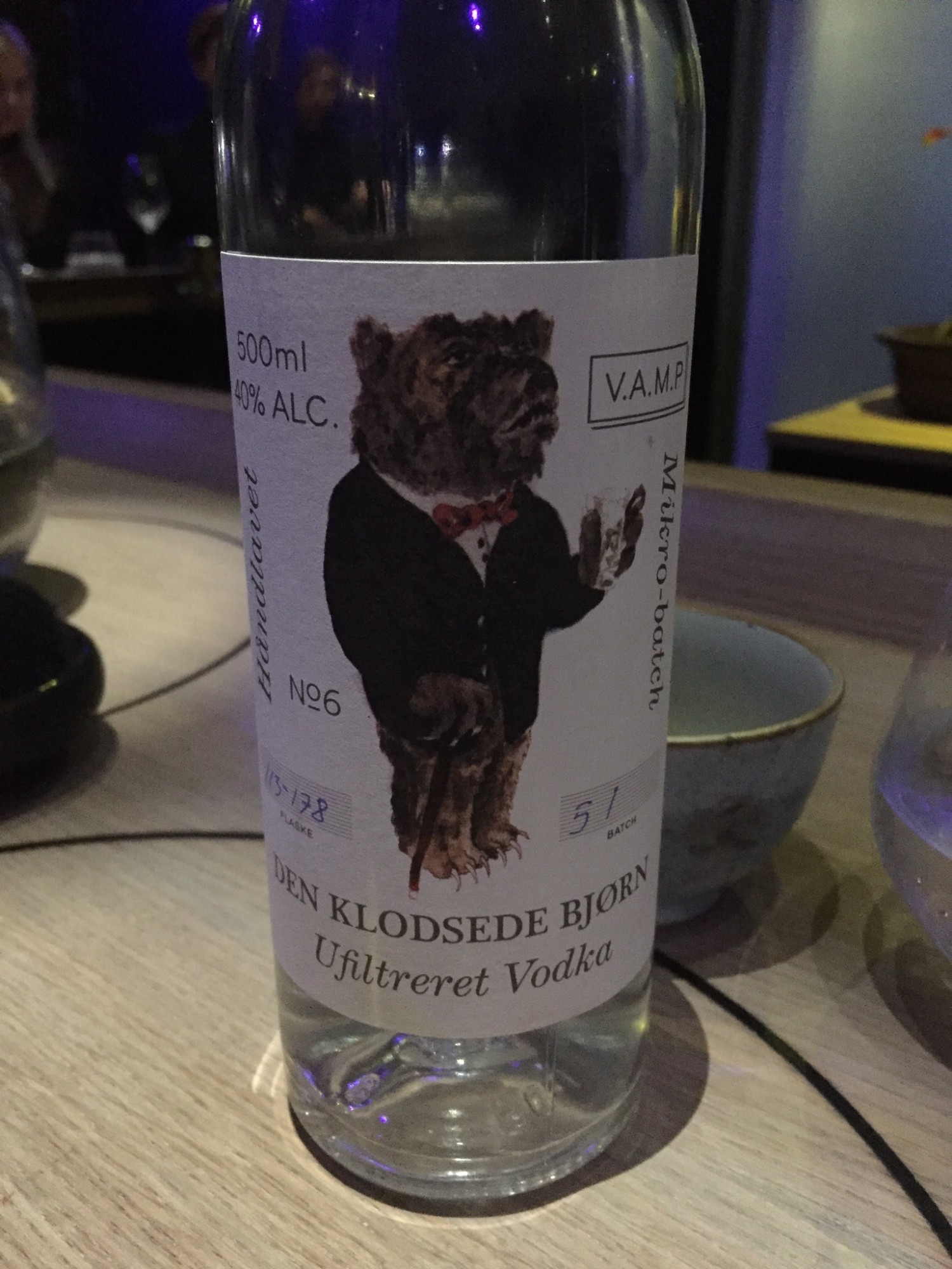 Den Klodsede Bjørn vodka er håndlavet i Danmark på et af verdens mindste destillerier. Den er lavet på en blanding af den fineste byg- og hvedemalt fra danske marker og så er den ufiltreret for at sikre , at smagen af den danske høst vandrer med i flasken