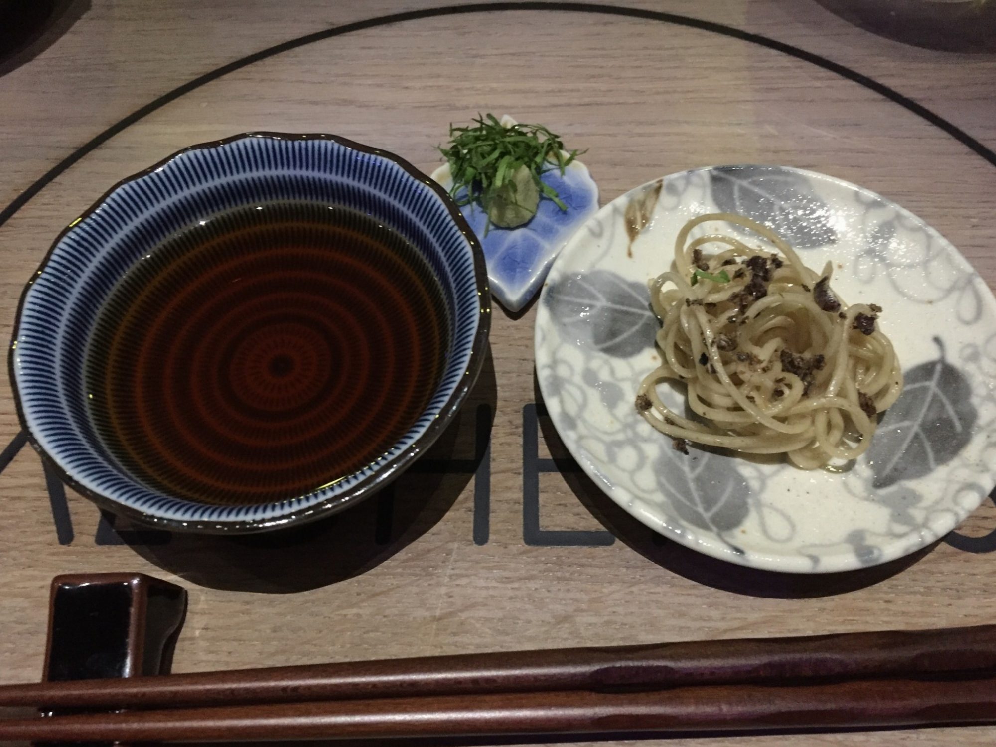 Soba (boghvede) med ristede bænkebidere, wasabi, koriander og dashi
