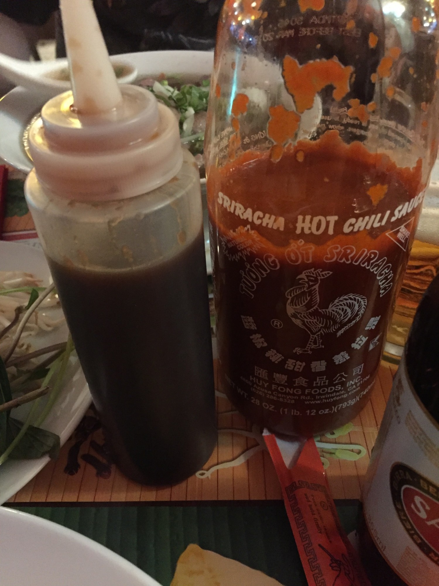 Hoisin sauce og sriracha hot chili sauce.