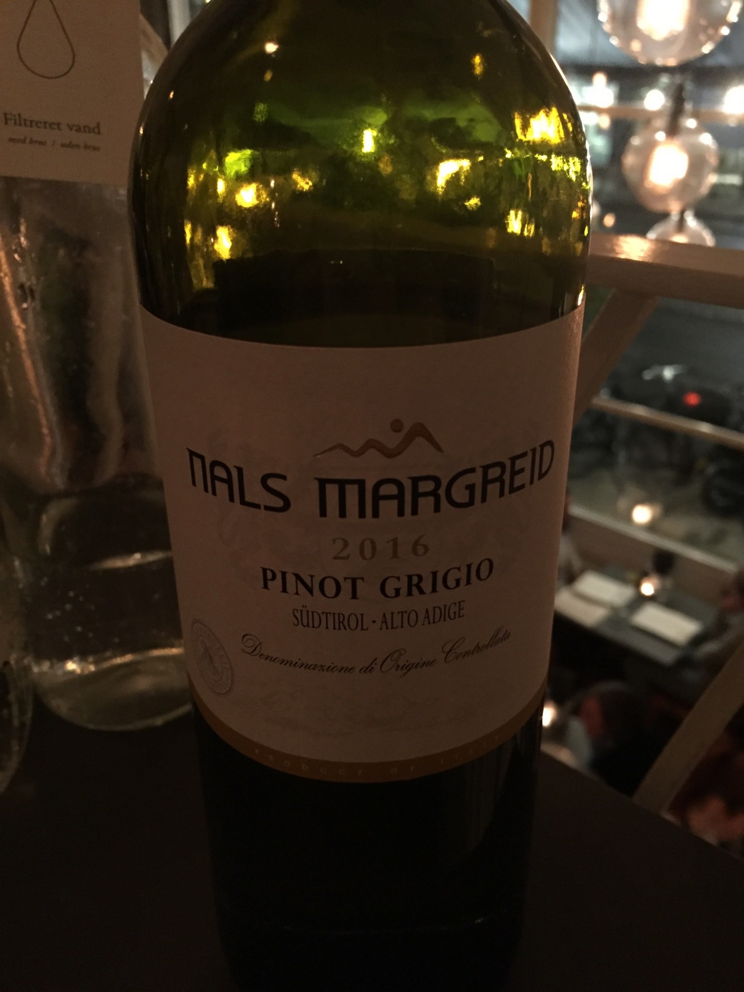 Pinot Grigio, Nals Magried, Südtirol. Pinot Grigio fra det nordlige Italien. Beliggenheden giver en elegant, frisk hvidvin, som er køligere i frugten end hvidvin fra sydligere himmelstrøg