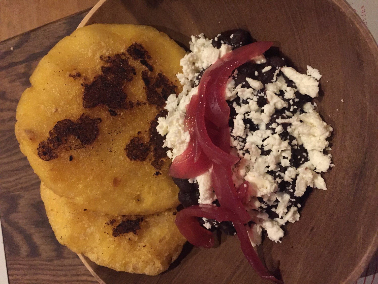 Venezuela – Arepa Domino: Majs fladbrød med sorte bønner, friskost & syltede rødløg