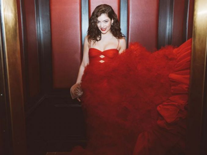 lorde-robe-chic-rouge