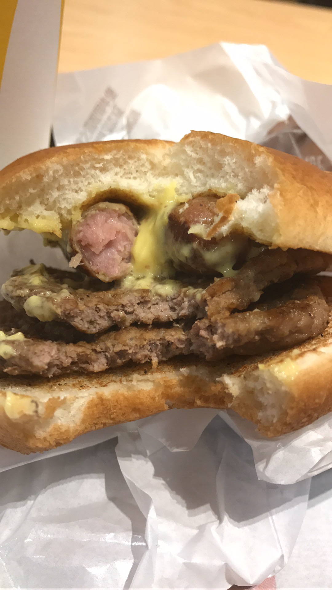 "tysk" burger fra McDonalds. To gange bøf og to pølser med sennep mellem to burgerboller. 