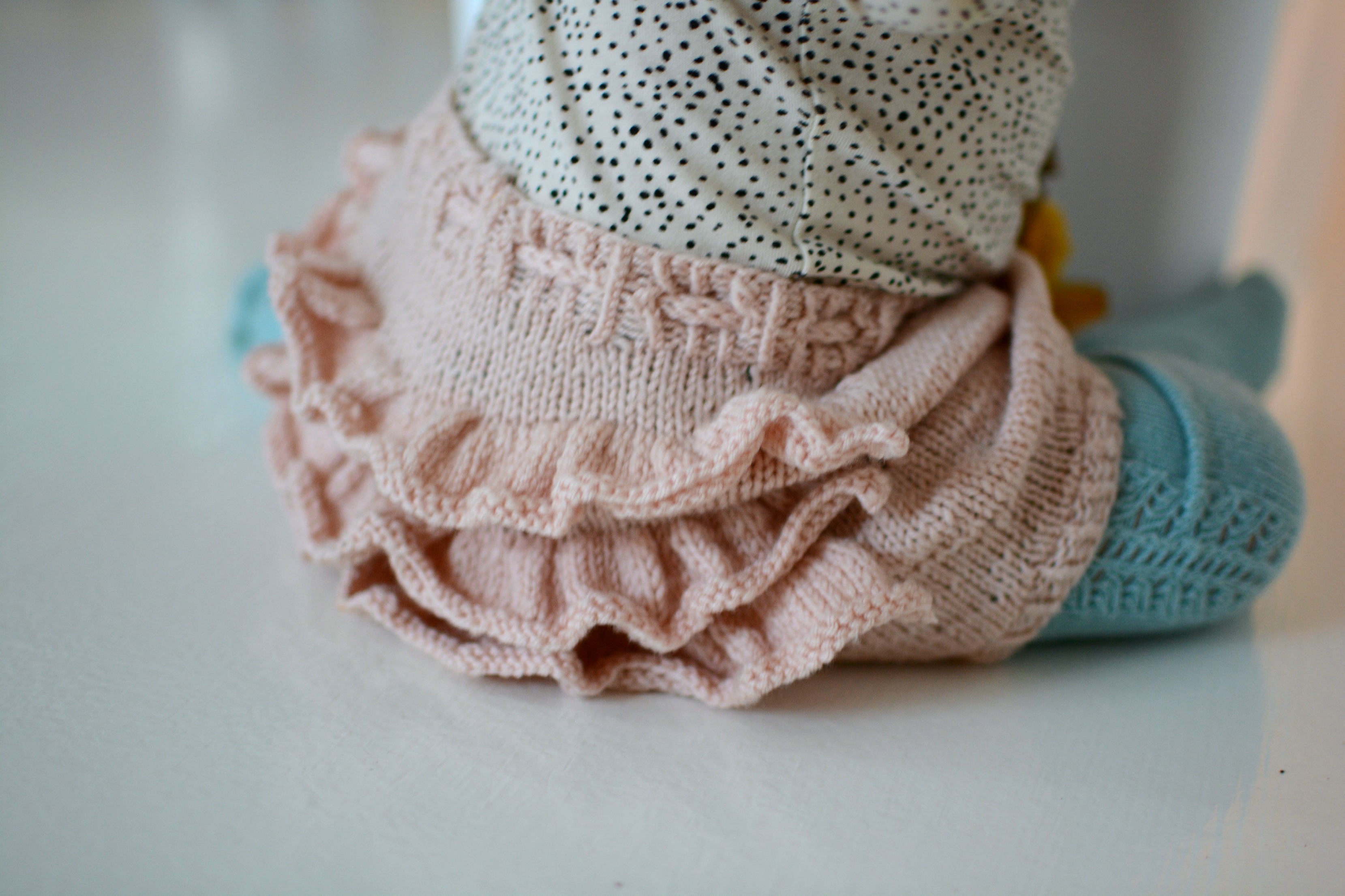 Verdens fineste små strikkede flæsebloomers | Babytøj | A Nordic Knitting  Tale