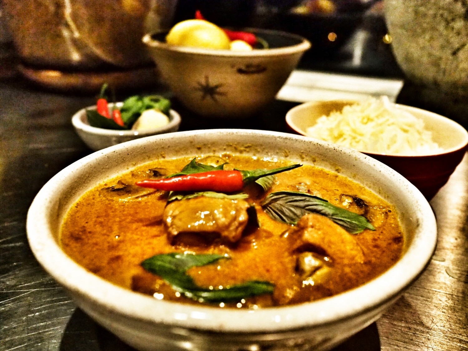 Denne thailandsk inspirerede kyllinge-curry er rustik, men særdeles velsmagende. 