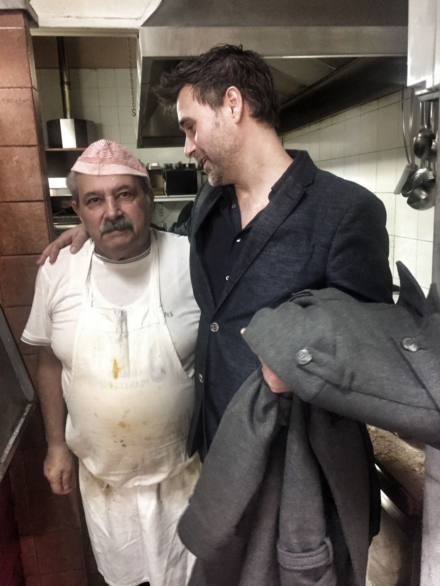 Jeg lover, at Giancarlo virkelig er en hjertelig mand og en fremragende kok. Men han hader at få taget billeder. 