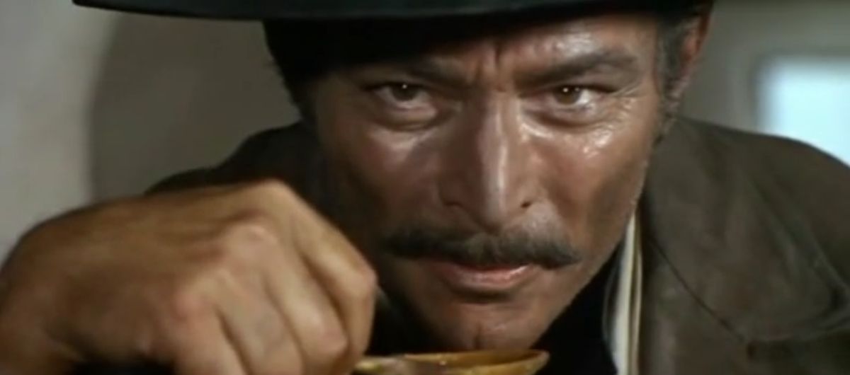 Lee van Cleef som Angel Eyes i Sergio Leones 'The Good, the bad and the ugly'. (Caption fra youtube.com)