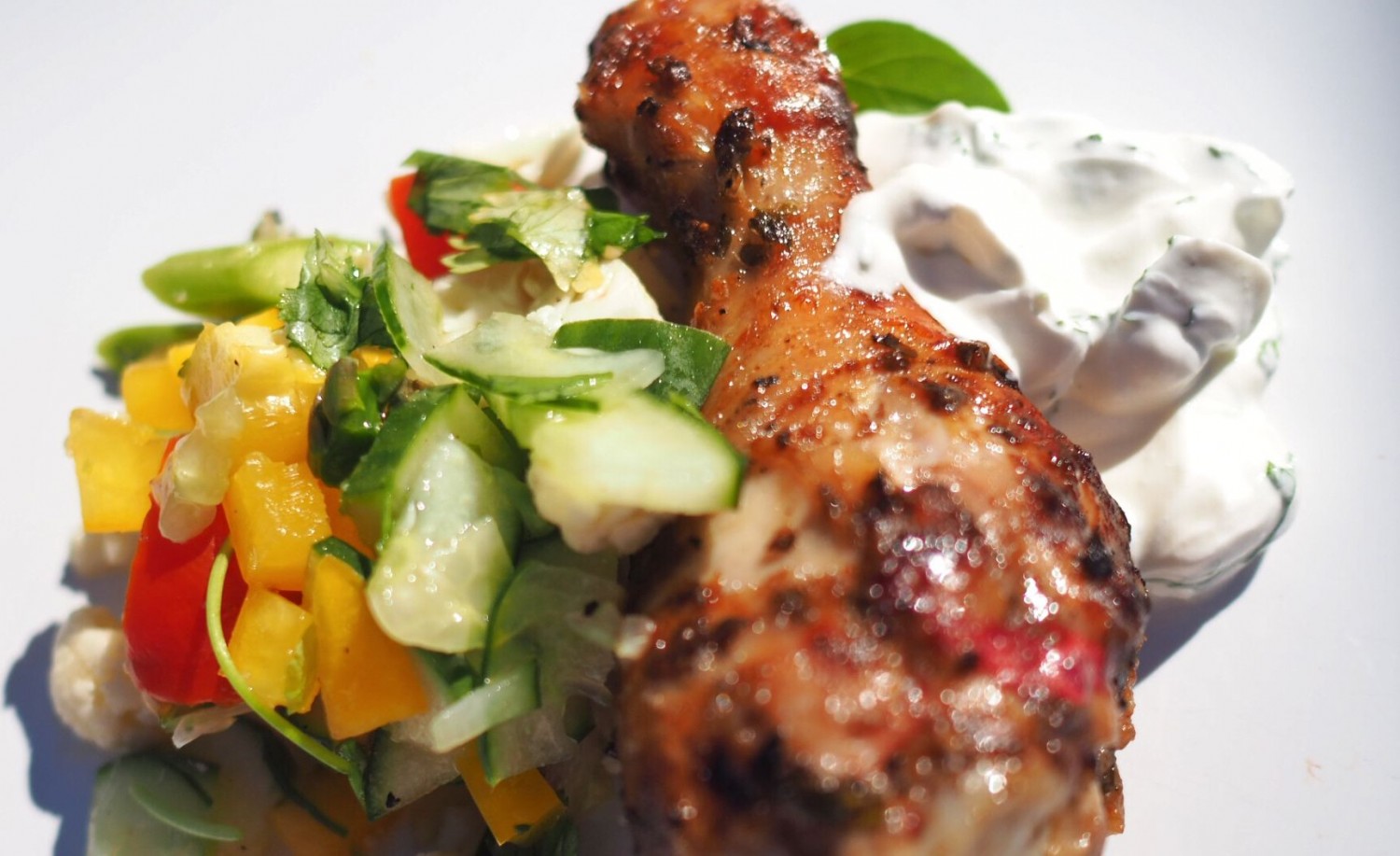Marinerede kyllingelår i grillmarinade med salat og creme fraiche-dressing