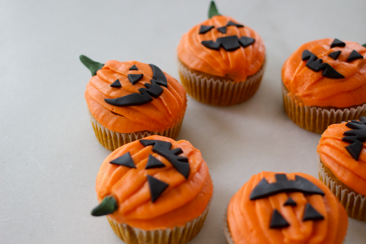 Halloween kager // Græskarcupcakes | Kager til højtider ...