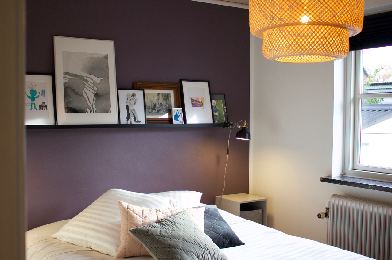 soveværelse lilla væg | Annemette Voss