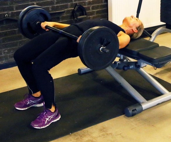 Barbell hip thrust 2 øvelse for hofte og bagdel fitness blog Marina Aagaard blog