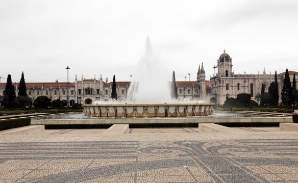 Lisboa Mosteiro dos Jeronimos and fountain front