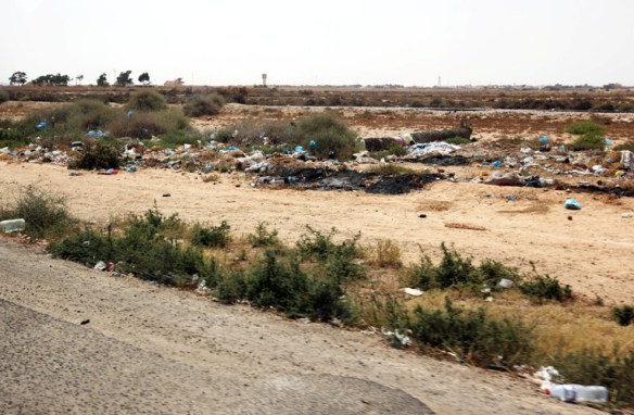 Tunesien_affald_og_skrald_ved_vejen