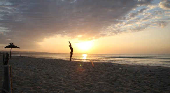 Tunesien_strand_morgen_yoga_solhilsen_Marina_Aagaard
