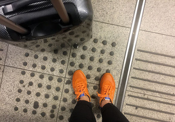 Amsterdam_Holland_airport_KLM_shoes_and_suitcase_Marina_Aagaard_blog