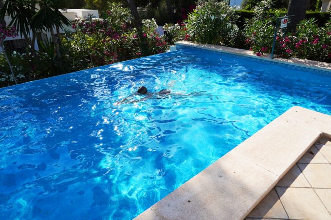 Swimming_pool_blue_water_Marina_Aagaard_blog_holiday_travel