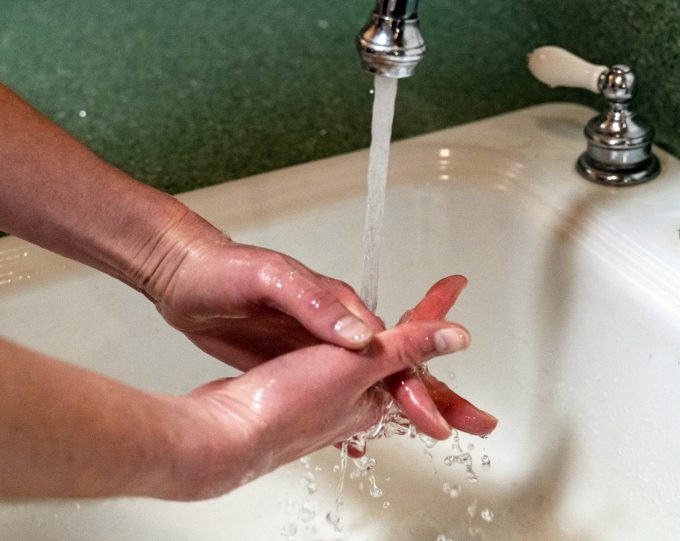 Vask hænder håndvask sundhed undgå smitte sygdom Foto C Cary Snyder on Unsplash